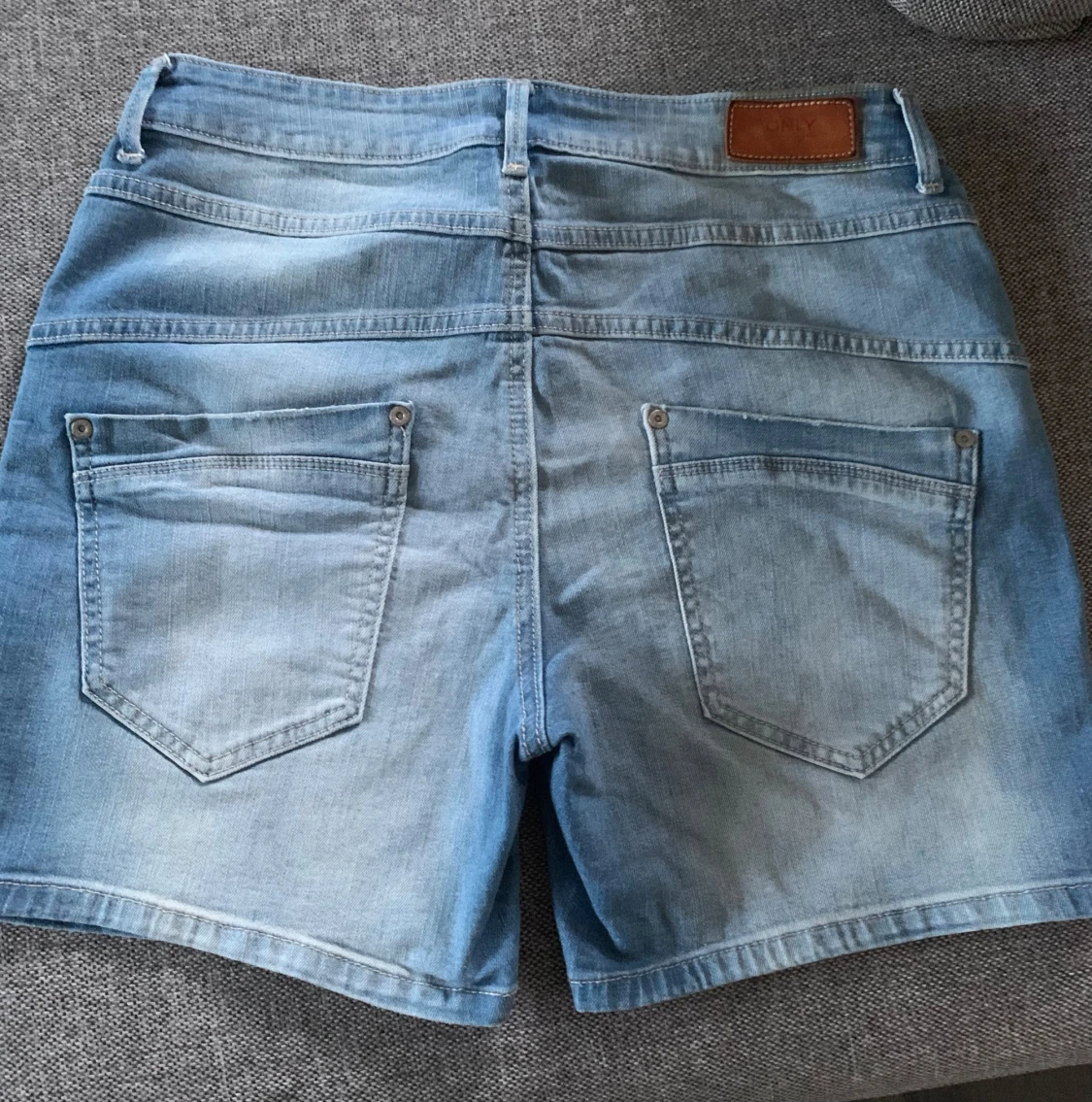 Blå denimshorts från ONLY - 1