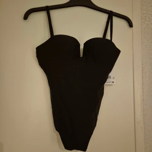 Body från H&M storlek XS - Helt ny och oanvänd, säljer på v!nt3d med användarnamn Daniellayilmaz 