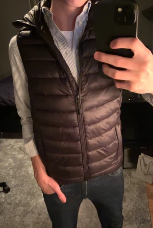 Mango väst - Mango väst i storlek XS. Välpassande och stilren väst som passar perfekt både till vardag och finare tillfällen. Lätt att matcha med skjorta, tröja eller t-shirt för en snygg outfit. Västen är i hyfsat skick. Skriv vid intresse! 