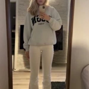 Hoodie med tryck  - Grå hoodie med tryck från boohoo. Storlek M men passar mig som har S, knappt använd. Kan gå ner i pris vid snabbt köp