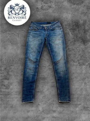 Blå slim/skinny jeans från tiger of sweden - Snygga blå jeans med fet wash från tiger of sweden med slim/skinny passform. Jeansen passar någon runt 170