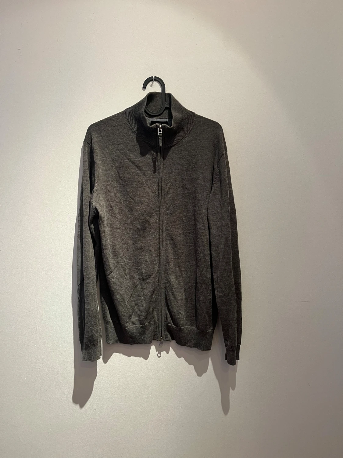 Grå kofta i merinoull från Hansen & Jacob