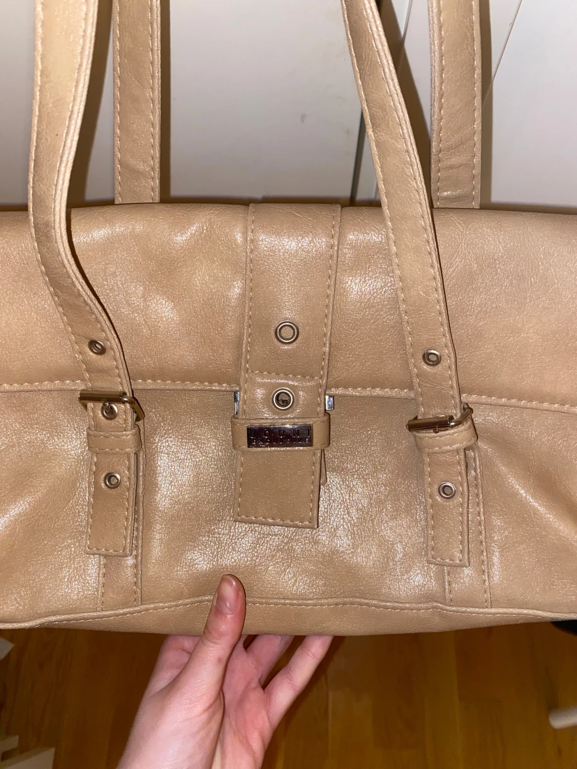 Beige axelväska i skinn med detaljer - 1