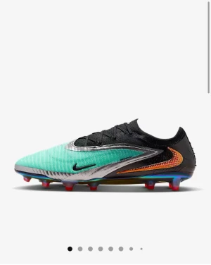 Nike Phantom fotbollsskor turkos/svart - Nike Phantom fotbollsskor med turkos och svart ovandel. Storlek 41 helt nya oanvända för konstgräs (AG dobbar) elite. Väldigt skön modell. Allt igår, även påsen man gör med till skorna! 