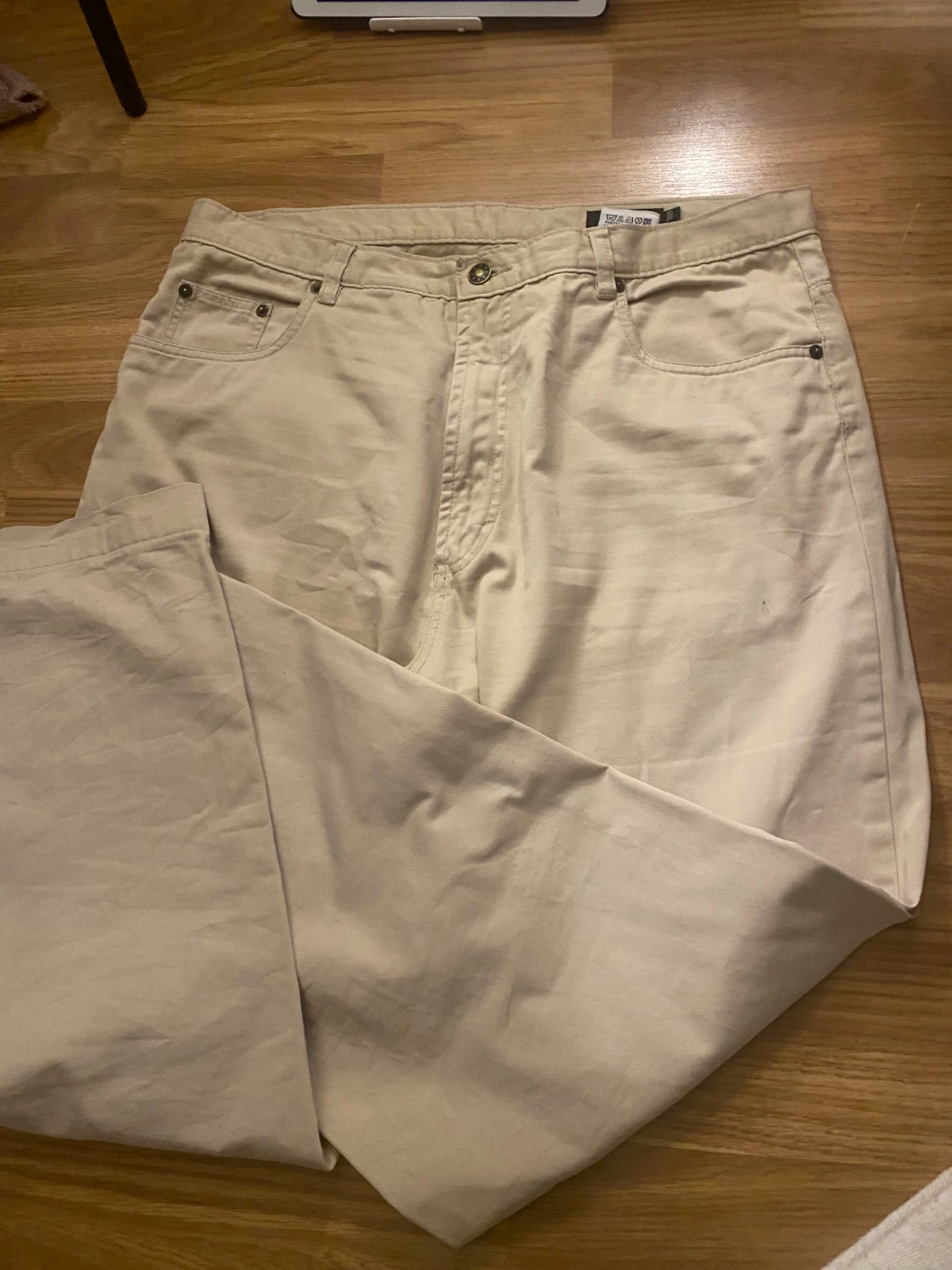 Beige raka jeansbyxor. - 1
