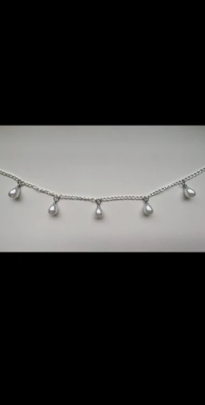 Pärl halsband  -  Så fina dropp pärlhalsband! Gjort själv💞 Har endast i silver just nu men om guld önskas så kan jag köpa in det!💓   🌟39-43cm