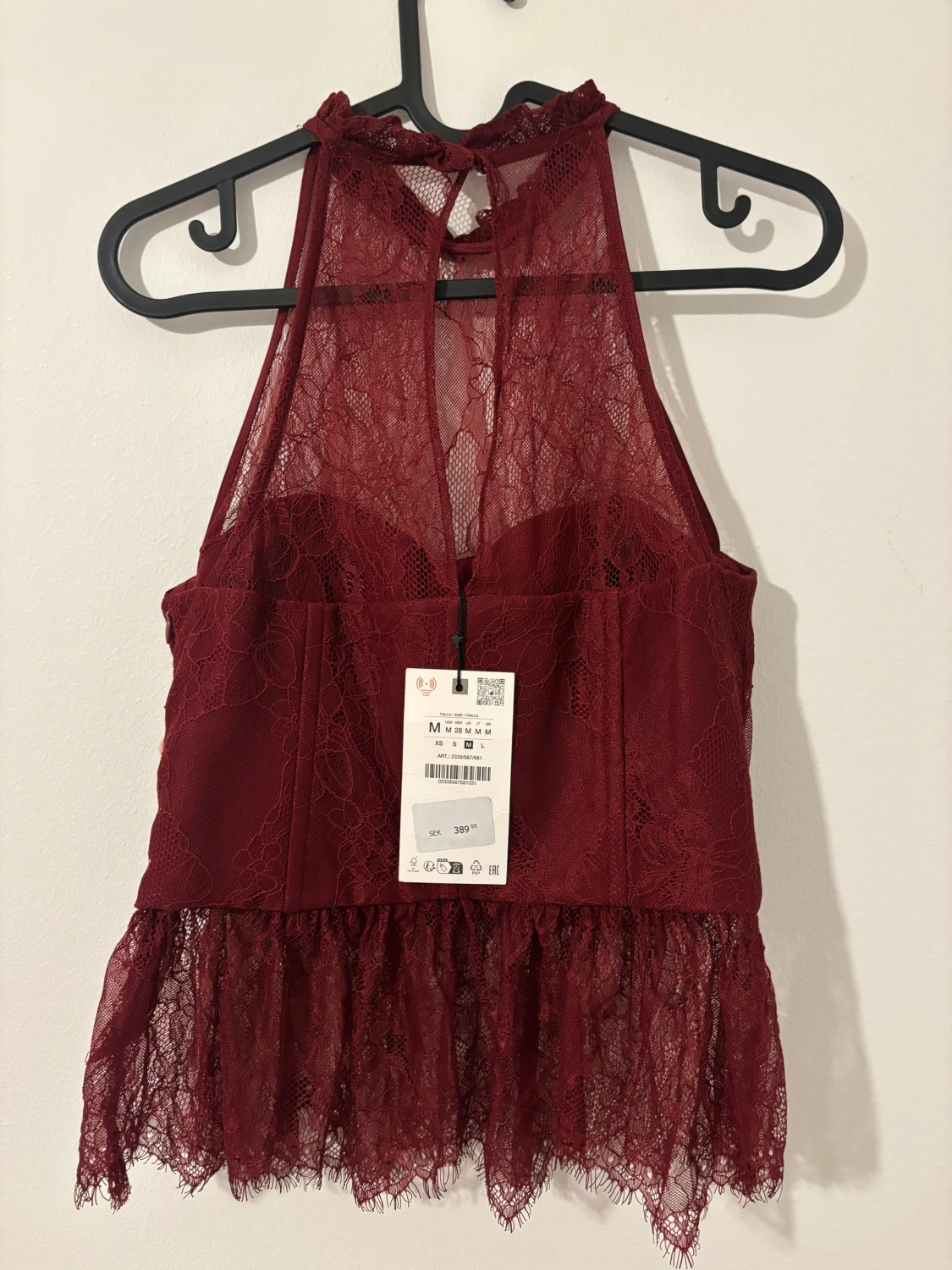 Vinröd spetskorsett med volang - 1