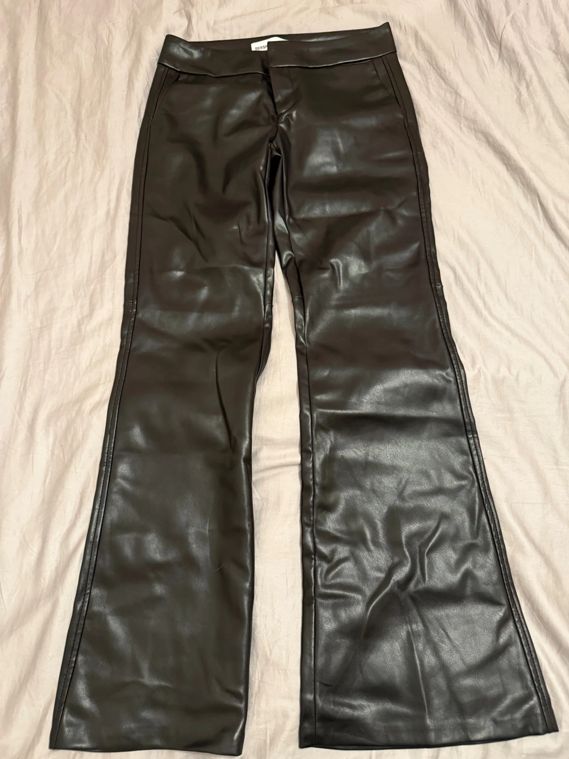 Svarta bootcut byxor i skinn från Bershka