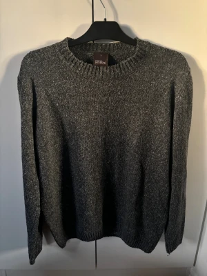 Oscar Jacobson tröja - Helt otrolig grå snygg Oscar Jacobson tröja i storlek L säljes. Helt perfekt basplagg perfekt nu till vintern och pris ej hugget i sten!
