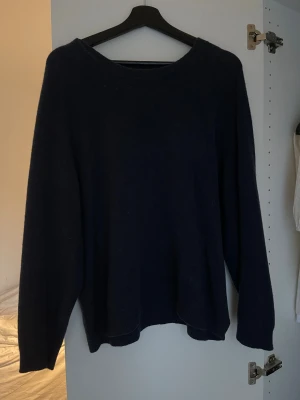 Stickad tröja  - Marinblå stickad tröja, inga defekter mer än liten ljus fläck som syns i 4 bilden