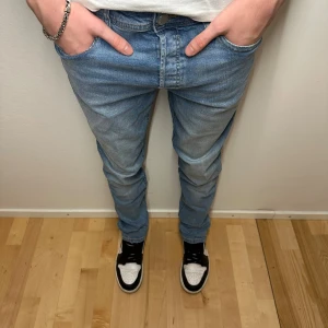 Jack & Jones Jeans - Ljusblå Jeans Intelligence ifrån Jack & Jones, bilderna på galljan får de att se mörkare ut! - Slim / Glenn - W32 L32 -  Skick 9/10 Hör av er vid minsta fundering!