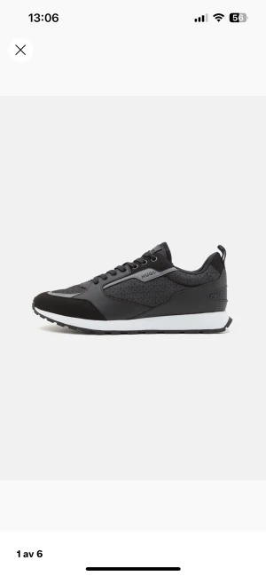 Svarta skor från Hugo - Snygga svarta sneakers från Hugo med mörkgrå detaljer och logomönster på sidorna. Skorna har snörning, rund tå och en platt vit sula. Materialmix av syntet och mocka ger en modern look. Perfekta för dig som gillar stilrena och sportiga vibes som funkar också för fester samt andra evenemang. Köpte dom för 5 månader sedan för 1800 och har bara använt dom max 2-3 gånger så säljer dom för 1300