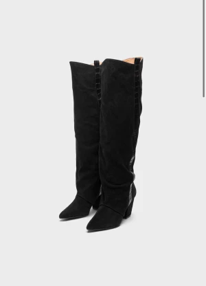 Twist & Tango boots - Super snygga stövlar från Twist&Tango som endast är använda en gång! De är i superfint svart mocka. Nypris 3700kr. De är i storlek 41, men skulle säga att de också passar 40💕