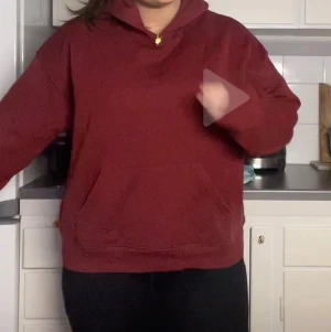 Mörkröd hoodie med huva - Säljer en mörkröd/ vinröd hoodie med huva. Knappt använd. Storlek M, kom privat för fler frågor. Från Ginatricot 