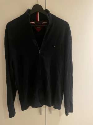  Tommy Hilfiger cardigan  - Snygg marinblå cardigan från Tommy Hilfiger med Kashmir blandning. Perfekt för stilrena stilar. Köpt förra hösten för 999 kr. Hör gärna av er kring funderingar!