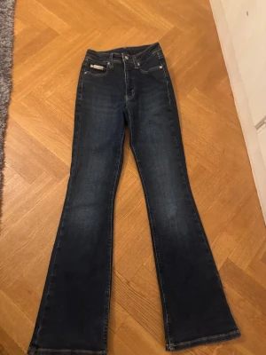 Calvin Klein   - Blåa Calvin Klein jeans 