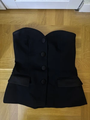 Bustier topp - Så snygg topp, perfekt till nyår och jul! Använd endast en gång, har en liten fläck på toppen men det borde försvinna direkt i tvätten🥰