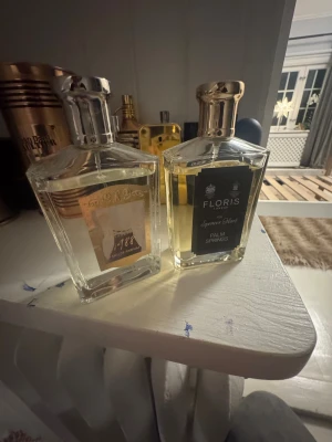 Floris perfymer 2st - Man kan köpa en eller två nästan fulla inga problem  med den inga kartonger ingår skriv vid minsta fråga (ni står för om de går sönder under frakr)