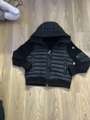 Moncler cardigan  - Säljer nu en moncler cardigan, storlek M, knappt använd, skriv för mer bilder o info, kan gå ner i pris vid snabb affär, passformen ser ni på sista bilden, är 183-185 o väger 65, passar dig mellan 179 o 189 beroende på vikt✨️