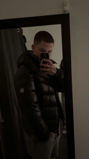 Svart Moncler pufferjacka med huva - Säljer en svart pufferjacka från Moncler med ikonisk logga på ärmen. Jackan har huva, dragkedja framtill och praktiska fickor. Den är quiltad och har en glansig finish som ger en riktigt clean look. Perfekt för dig som vill ha en varm och snygg jacka i vinter. Buda. Har du ett prisförslag, skriv det! Så får vi se vart vi kommer. 