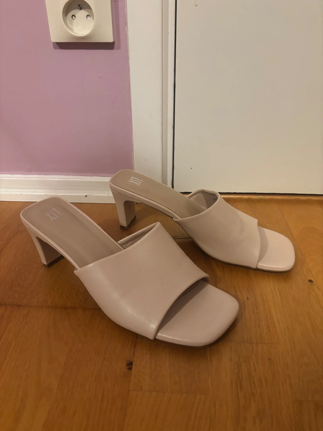 Beige klackade sandaler från XIT