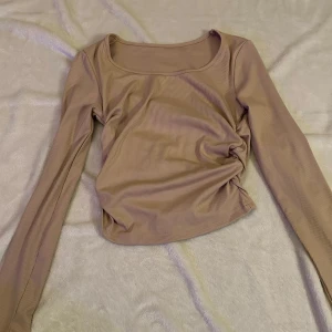 Långärmad tröja  - Säljer en långärmad tröja från Shein i färgen kaki, storlek XS/S. Tröjan är skrynklig/åtdragen på båda sidor, vilket gör att den sitter jättefint på.🩷