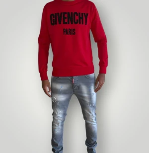 Givenchy paris tröja strl XS röd  - Helt ny. Fin replika med grym kvalitét. Modellen är 175cm lång. Normal i passform. 799kr. Först till kvarn som gäller.Skickas direkt inom 24h