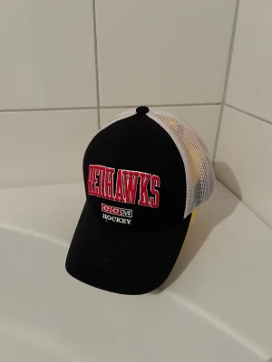 Redhawks keps  - Redhawks keps för dig som vill supporta ditt lag lite extra, har kanske använt den 4-5 gånger, bara på matcher. Priset går att diskutera:)
