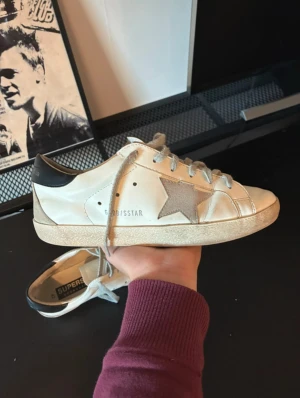 Golden Goose Superstar - Riktigt feta skor, sparsamt använda men det finns små defekter som syns på bilderna. Pris går att diskutera vid en snabb och smidig affär😁