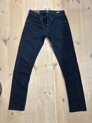 Dondup George Jeans - Dondup jeans i mycket bra skick🙌🏽| Modell: George | Storlek: W31 | Finns en lite defekt på vänster bakficka | Skriv vid frågor eller diskussion om pris✍🏼| Frakt inom 48h📦