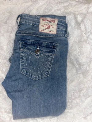 Säljer ett par helt nya true religion! - Säljer ett par lågmidjade true religion flare. Perfekt för dig som gillar en lite mer y2k stil! Byxorna är bara testade. Tyvärr så tog jag av lappen och ångrade storleken efter. Sitter som en S.🥰Nypris 1399. Skriv om du vill ha fler bilder🫶🏼