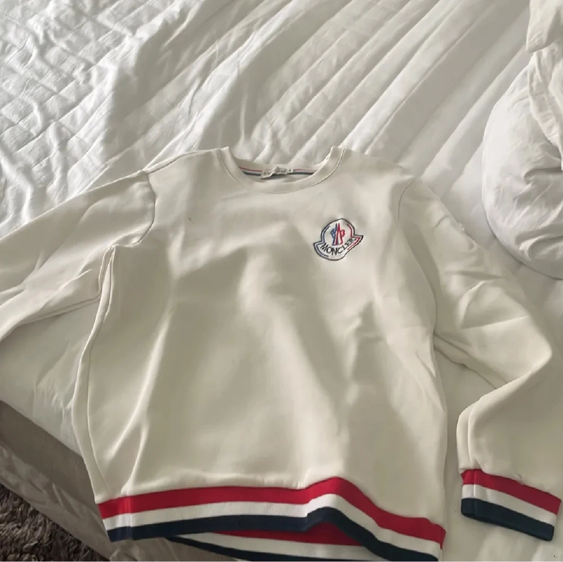 Vit sweatshirt från Moncler med ränder