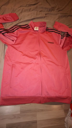 Adidas tröja - Skönt material! Liten krage också. Fullt fungerande, inget trasigt hål och knappt använd!