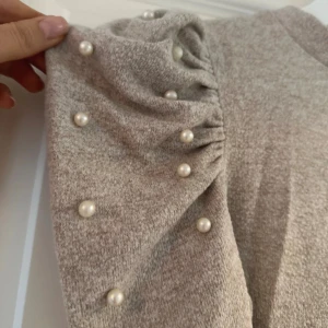 Stickad beige tröja  - Så fin stickad topp med pärldetaljer i bra skick! 