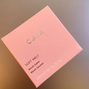 Caia soft melt limited edition - Säljer denna från Caias julkalender. Helt ny, dvs ej testad. Färgen är butter toast, limited edition. Nypris 275:-