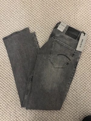 G star Jeans - Nu säljer jag ett par snygga jeans från G-star. Jeansen är W30 och L34 och är helt oanvända. Om ni tror att storleken är för lång så har jag par L32 på min profil. Ny pris 1300kr 