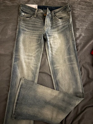 Bootcut jeans från Cheap Monday  - Snygga ljusblå bootcut jeans från Cheap Monday med låg midja och superstretch. Klassisk femficksmodell med slitningar och tvättad look. Perfekt passform för dig som gillar retrovibbar och streetstyle.