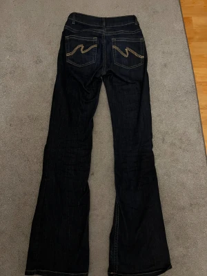 Nelly jeans💙 - Snygga mörkblå bootcut jeans från Nelly💙Ändast använda fåtal gånger!