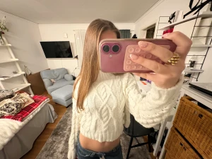 Vit croppad stickad tröja White Icy - Supermysig vit croppad stickad tröja från White Icy med grova kabelstickade detaljer och långärmad design. Tröjan har en loose passform och är perfekt för dig som gillar chunky vibes och vill ha något som sticker ut lite extra.