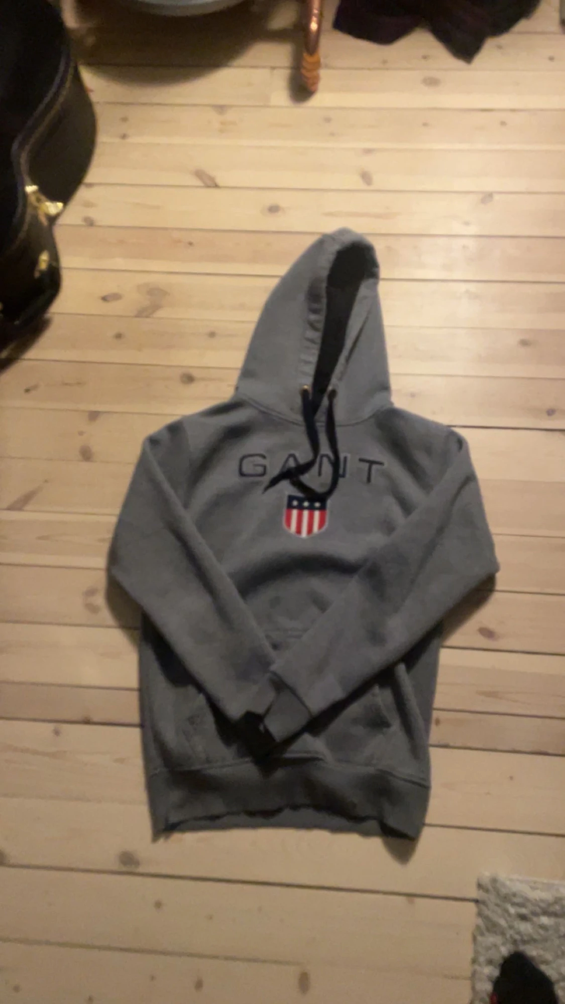 Grå hoodie från GANT med logga