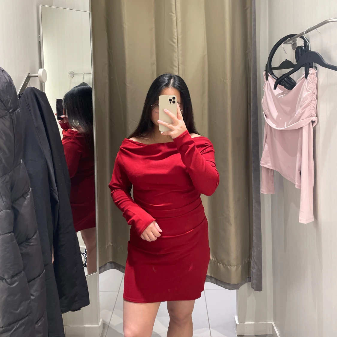 Draperad off shoulder-klänning