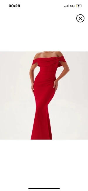 Röd offshoulder långklänning - Snygg röd långklänning med offshoulder och draperad överdel. Klänningen har figurnära passform och markerad midja. Endast använd en gång i några timmar, alltså i jättebra skick med 0 defekter. Perfekt för fest och bal! ❤️