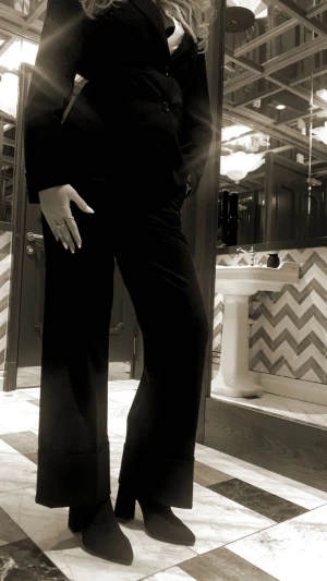 Svarta boots - Endast använda en gång och har stretchmatrial med tyget, man kan vika den så den kn gå åt olika stilar! Jätte snygga och perfekt till vinter och de är bekväma och känns som strumpor på. Passar för både storlek 38 och 39