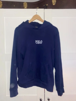 Blå hoodie ralph lauren - Säljer en stilren mörkblå ralph lauren hoodie. Storlek XL i junior som motsvarar XS. Nypris ca 1100kr. Tröjan är i ett bra skick utan fläckar elr slitage. Kommer från en rök- och djurfritt hem. Hör av dig vid frågor elr likande🙌