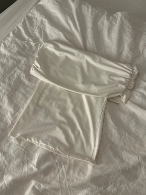 Off shoulder topp från H&M - Vit off shoulder topp storlek XXS 💞knappt använd 😊