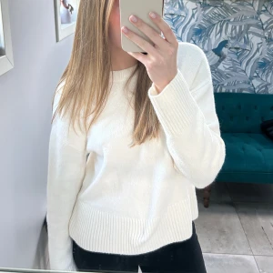 Vit stickad tröja från & Other Stories - Supermjuk och stilren vit stickad tröja från & Other Stories. Tröjan har en rund halsringning, breda ribbade muddar och en något boxig passform. Endast använd en gång💕