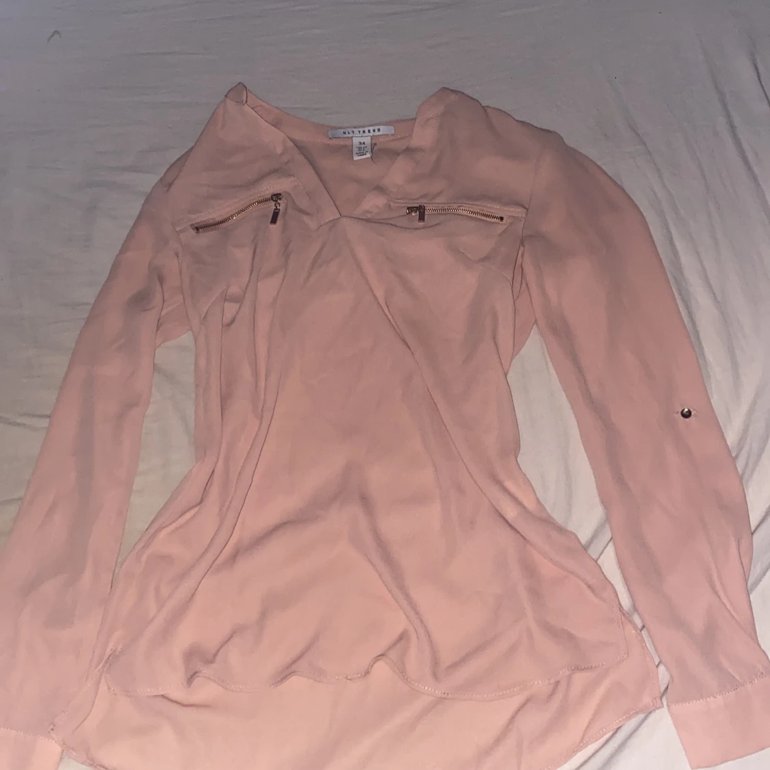 Ljusrosa blus med dragkedjor från Nelly