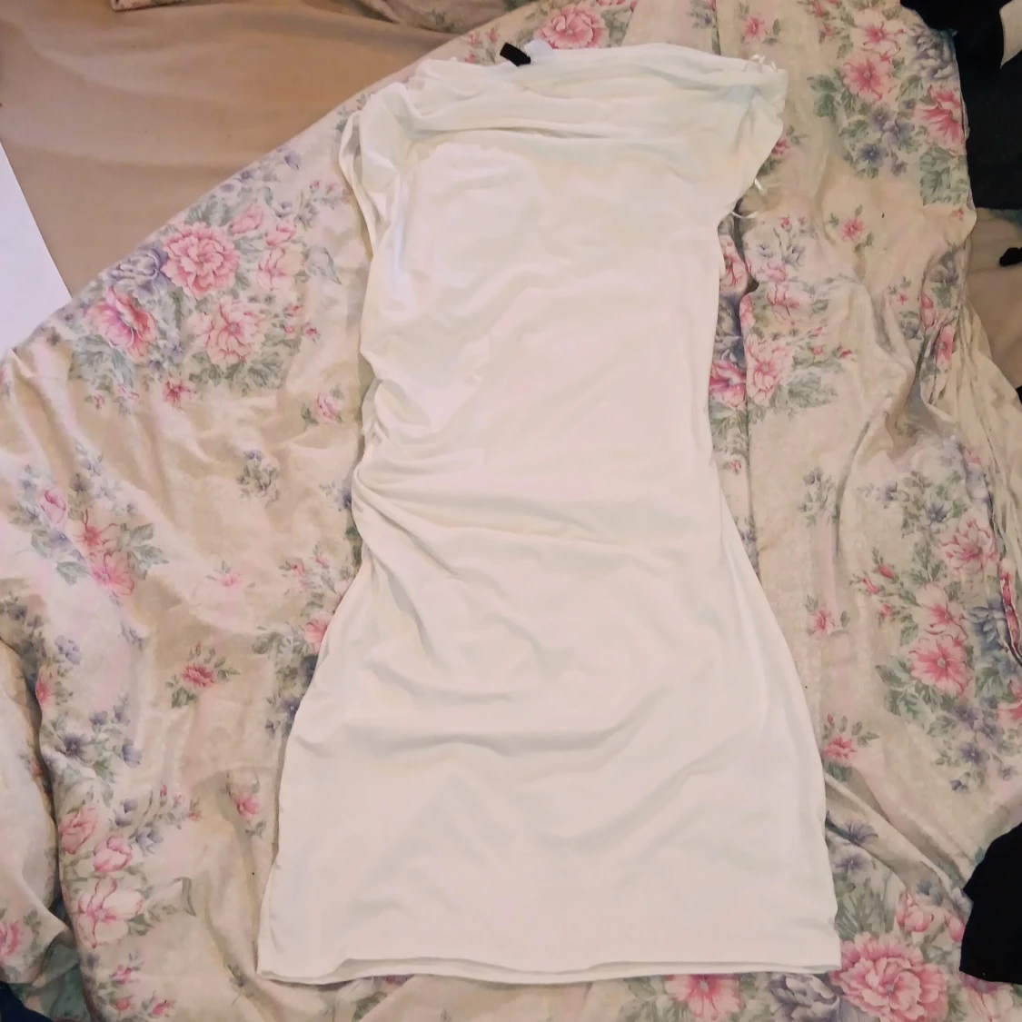 Vit offshoulder kortklänning Divided