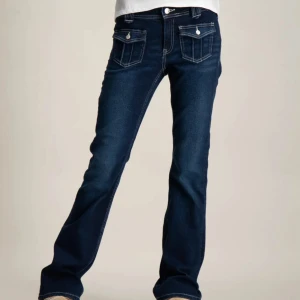 Mörkblå bootcut jeans Gina tricot  - Snygga mörkblå jeans med bootcut passform och tydliga vita kontrastsömmar.