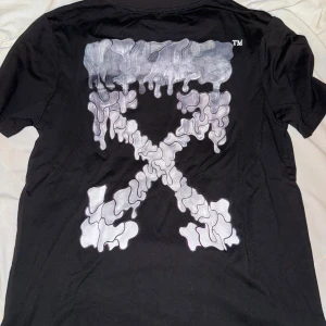 Off white tshirt  - Skön tshirt från offwhite helt ny i storlek S.